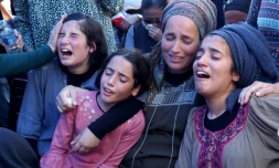 Des proches d'un adolescent israélien de 17 ans, tué mardi lors d'une attaque palestinienne, pleurent à son enterrement le 21 juin 2023