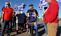 Des salariés du constructeur de tracteurs John Deere en grève à East Moline, dans l'Illinois, le 14 octobre 2021