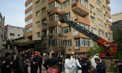 Des équipes de secours sur le site d'un incendie qui s'est déclaré au sous-sol d'un immeuble résidentiel à Istanbul, le 2 avril 2024 en Turquie