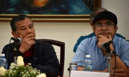 Le commandant des FARC-EP Timoléon Jiménez (D) et  Nicolas Rodriguez, membre de l'Armée nationale de Libération (ELN), assistent à une conférence de presse à La Havane, le 11 mai 2017