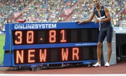 Le Sud Africain Wayde Van Niekerk pose devant le tableau électronique après avoir réussi la meilleure performance de tous les temps sur 300 m en 30 sec 81, lors du meeting d'Ostrava, le 28 juin 2017