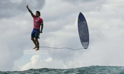 Le Brésilien Gabriel Medina comme en lévitation au-dessus des vagues, lors de la 5e manche de l'épreuve de surf masculin des Jeux Olympiques de Paris 2024, le 29 juillet 2024 à Teahupo'o, sur l'ßle de Tahiti, en Polynésie française