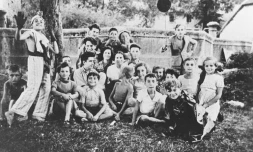 Une photo datant d'avril 1944 d'enfants juifs d'Izieu avant leur déportation dans des camps nazis 