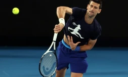 Le Serbe Novak Djokovic s'entraîne en vue de l'Open d'Australie, le 14 janvier 2022 à Melbourne