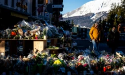 Des fleurs déposées près du bar Le Constellation à Crans-Montana, en Suisse, en hommage aux victimes de l'incendie, le 4 janvier 2026 