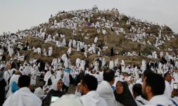 Des pèlerins musulmans sur le Mont Arafat, lors d'un hajj, le 27 juiin 2023 en Arabie saoudite