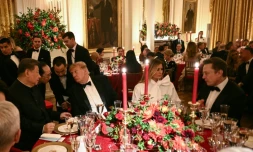 Echange entre le président chinois Xi Jinping (à g.) et le président américain Donald Trump par l’intermédiaire d’interprètes, lors d’un dîner d’État à la Maison-Blanche à Washington, DC, le 24 septembre 2026