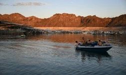 Des plaisanciers sur le lac Mead à Boulder City, dans le Nevada. Au loin, les strates claires montrent le recul du niveau du lac au fil des années