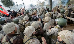 Des soldats libanais dispersent des manifestants devant le Parlement, à Beyrouth, le 11 février 2020