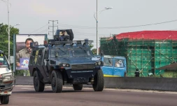 Un véhicule blindé de la police congolaise patrouille dans les rues de Kinshasa, le 30 novembre 2017, lors d'une journée de manifestation