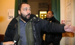 L'humoriste Dieudonné M'bala M'bala répond aux journalistes à son arrivée au palais de justice de Paris le 3 février 2011