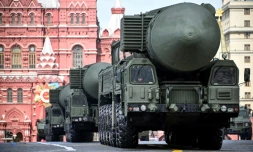 Des lanceurs de missiles balistiques intercontinentaux Yars défilent sur la place Rouge à Moscou, le 9 mai 2024
