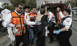 Des secouristes s'occupe d'un Israélien blessé au couteau par un Palestinien, le 30 octobre 2015 à Jérusalem