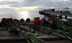 Des fleurs en hommage du crash de l'avion déposées sur la côte en bordure de la Mer Noire le 26 décembre 2016 à Sotchi