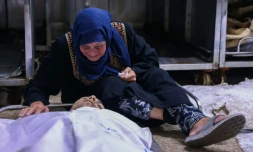 Une femme palestinienne pleure un proche tué dans un bombardement israélien, dans la ville de Gaza, le 30 juin 2025