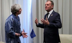 Le président du conseil européen Donald Tusk (D) et la Première ministre britannique Theresa May (G), le 24 février 2019 à Charm el-Cheikh, en Egypte