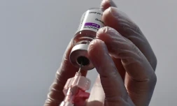 Un volontaire de la Croix Rouge prépare une dose du vaccin AstraZeneca, le 11 février 2021 à Rome
