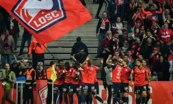 L'attaquant ivoirien de Lille Nicolas Pepe félicité par son équipe après son but à domicile face à Marseille le 30 septembre 2018 