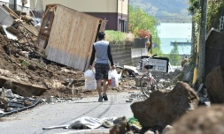 Un homme marche dans les rues de Mashiki, dans la préfecture de Kumamoto dans le sud-ouest du Japon, frappée par un séisme le 15 avril 2016