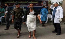 Un homme blessé dans un bombardement israélien est soigné à l'hôpital Koweïtien de Rafah, dans le sud de la bande de Gaza, le 20 décembre 2023