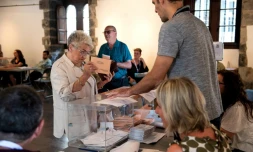Une femme vote en Espagne pour les législatives, à Elgoibar au Pays-Basque (nord), le 23 juillet 2023