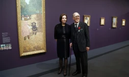 Spencer et Marlene Hays posent près d'un tableau d'Edouard Vuillard, "Les Premiers Pas" (1894), au Musée d'Orsay à paris le 15 avril 2013