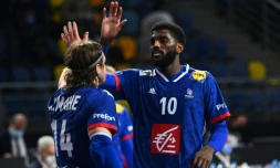 Dika Nem et Kentin Mahé se congratulent aprÚs la victoire de l'équipe de France face à l'Algérie (29-26), au Mondial de handball, le 20 janvier 2021 dans la Ville du 6 Octobre, un faubourg proche du Caire