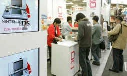 La Nintendo DS vendue dans un magasin de Tokyo le 2 décembre 2004, l'année de sa sortie