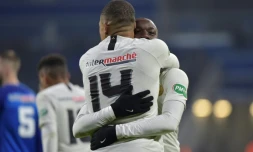 L'attaquant du PSG Moussa Diaby félicité par son coéquipier Kylian Mbappé après son but contre Villefranche-sur-Saône, en Coupe de France, le 6 février 2019 à Décines-Charpieu près de Lyon