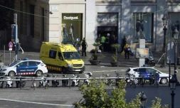 Les secours et les forces de l'ordre en intervention sur le lieu de l'attentat meurtrier sur la rambla de Barcelone, le 17 aoput 2017