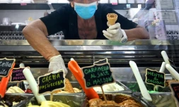 Maddalena sert des glaces chez Brivido dans le quartier de Testaccio Ă Rome, alors que le pays a assoupli son confinement contre le coronavirus, le 26 mai 2020