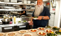 Le cuisinier israélien Uri Jeremias devant une sélection de plats dans son restaurant à Acre, le 2 mai 2022