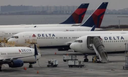Des appareils de la compagnie aérienne Delta Airlines sur le tarmac de l'aéroport de New York le 24 décembre 2021