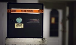 Des scellés sur la boîte aux lettres d'une famille de quatre personnes disparues à Orvault, près de Nantes, le 24 février 2017