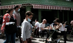 Des passants devant la terrasse d'un restaurant à Bordeaux le 9 août 2021