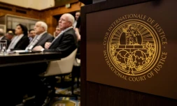 Le logo de la Cour internationale de Justice (CIJ) et le ministre des Affaires étrangÚres de l'Autorité palestinienne Riyad al-Maliki durant une audience à La Haye, le 19 février 2024