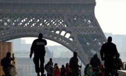 Patrouille de police au pied de la Tour Eiffel, le 24 décembre 2015 à Paris