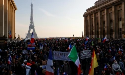 Des opposants au pass sanitaire, qui va devenir un pass vaccinal, manifestent, le 15 janvier 2022 à Paris