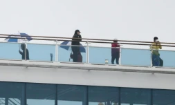 Des passagers du Diamond Princess, en quarantaine dans le port japonais de Yokohama, le 16 février 2020