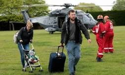 Des touristes allemands à leur arrivée le 16 novembre 2016 à Woodend après avoir été évacués de Kaikoura par hélicoptère