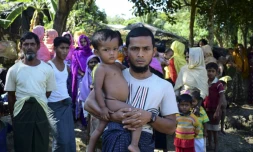 Mohammad Ayaz et son fils, seuls survivants d'une famille rohingya birmane, dans un camp de réfugiés à Ukhiya, au Bangladesh, le 24 novembre 2016