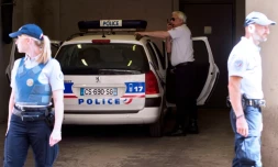 Un supporter anglais supposé impliqué dans les violences de samedi arrive avec des policiers le 13 juin 2016 au tribunal de Marseille