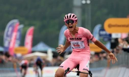 Le Mexicain Isaac Del Toro de l'UAE Team Emirates franchi la ligne d'arrivée de la 17e étape du Giro le 28 mai 2025 à Bormio en Italie