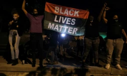 Des manifestants tiennent un drapeau "Black Lives Matter" devant la First Unitarian Church, le 25 septembre 2020 à Louisville, dans le Kentucky