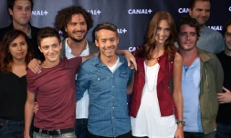 L'animateur Yann Barthès (c) et son équipe du "Petit Journal", lors d'une séance photo lors de la présentation de la nouvelle saison de Canal + le 28 août 2013 à Paris
