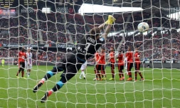 La parade du portier rennais Benoît Costil face au penalty d'Alexandre Lacazette, le 2 avril 2017 au Roazhon Park