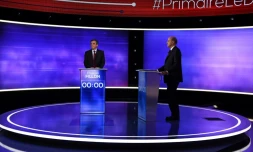 François Fillon et Alain Juppé lors de leur débat télévisé de l'entre-deux-tours de la primaire de droite le 24 novembre 2016 à Paris