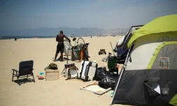 Rodrick Mims, 50 ans, sans-abri "chronique" depuis 15 ans, avec sa tente sur la plage de Venice Beach, en Californie, le 16 juin 2021