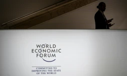 Le logo du Forum économique mondial de Davos, au centre des Congrès, le 22 mai 2022 en Suisse