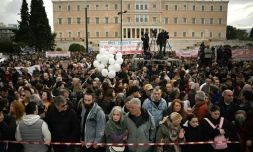 Manifestation pour commémorer l'accident de train de 2023, devant le Parlement grec, à AthÚnes, le 28 février 2025